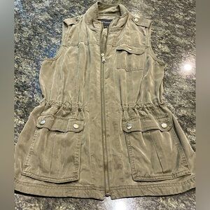 🔥Cute, like new Banana Republic SOFT zippered vest size S. Olive color